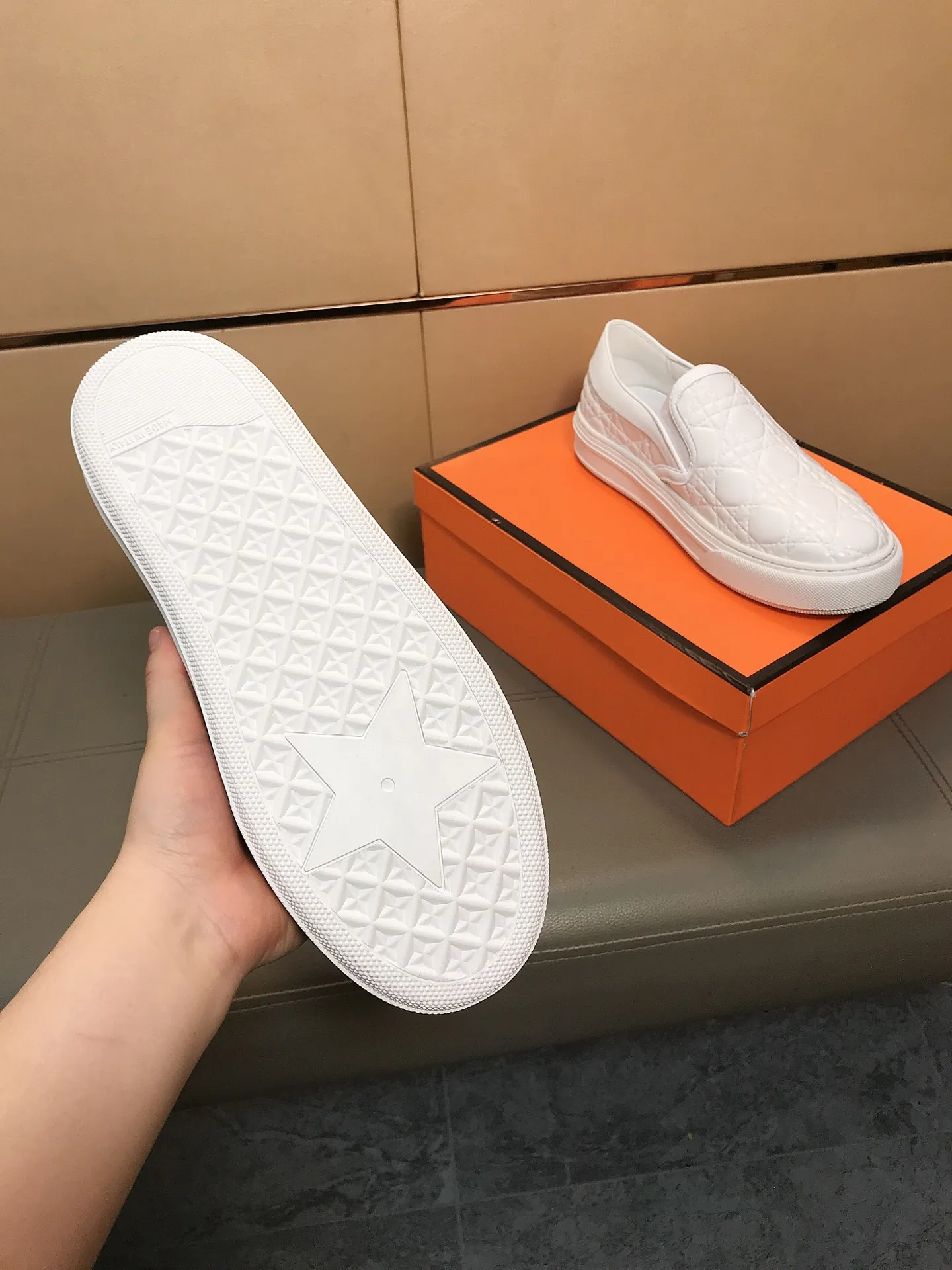Factory price 400 🔥🔥 (Dior) new men's casual sports shoes 👣 Full of charm, luxury style gentleman's shoes Upper: Made of embossed cowhide imported from Italy, breathable leather lining. Brand wear-resistant soles; with classic logo💋The whole pair of shoes is fashionable and casual without losing high-end style🎈🎈Size: 39-44 (45.46 can be customized)